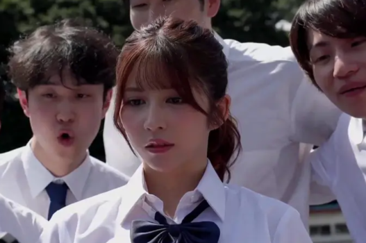 Nữ sinh Nhật Bản bị bạn bè chơi xấu